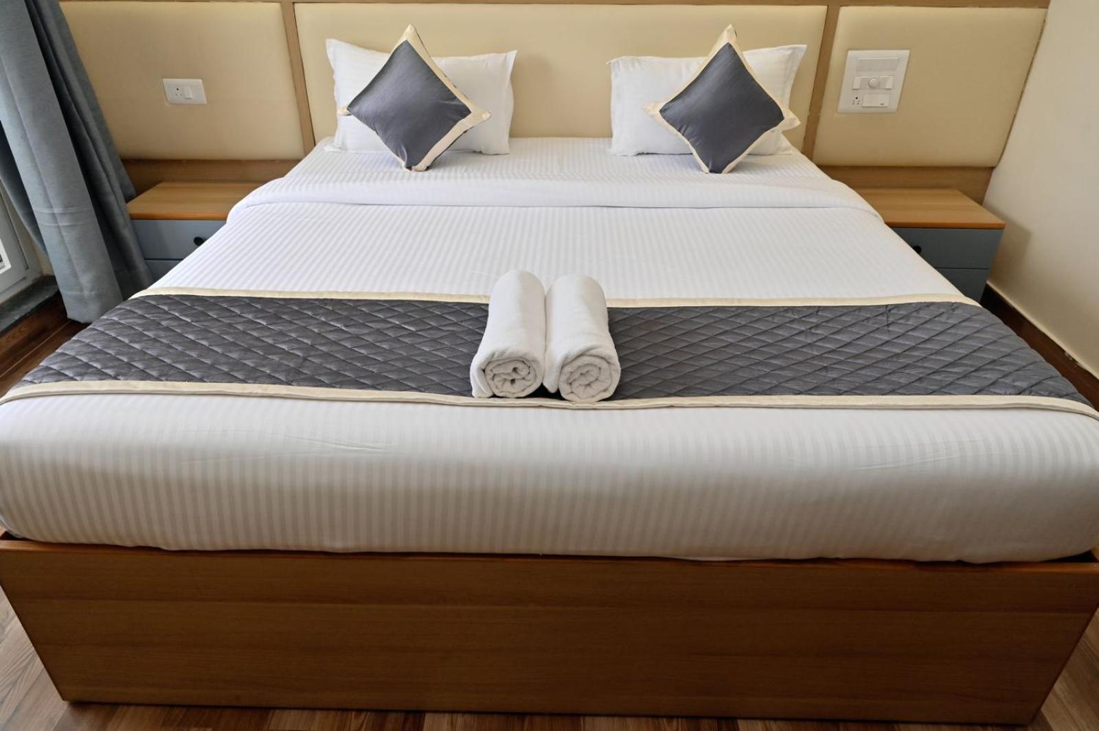 Hometown Sharu'S Inn A Luxury Hotel จิกมากาลูร์ ภายนอก รูปภาพ