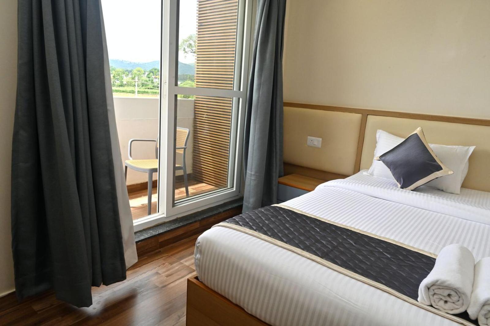 Hometown Sharu'S Inn A Luxury Hotel จิกมากาลูร์ ภายนอก รูปภาพ