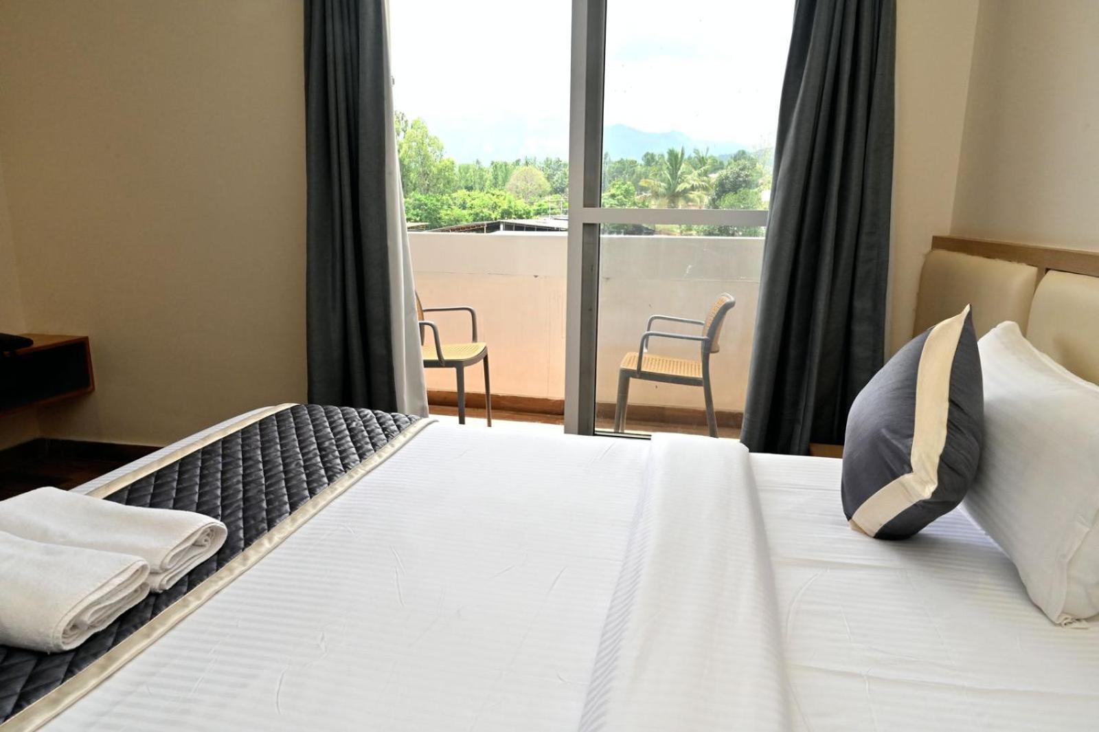 Hometown Sharu'S Inn A Luxury Hotel จิกมากาลูร์ ภายนอก รูปภาพ
